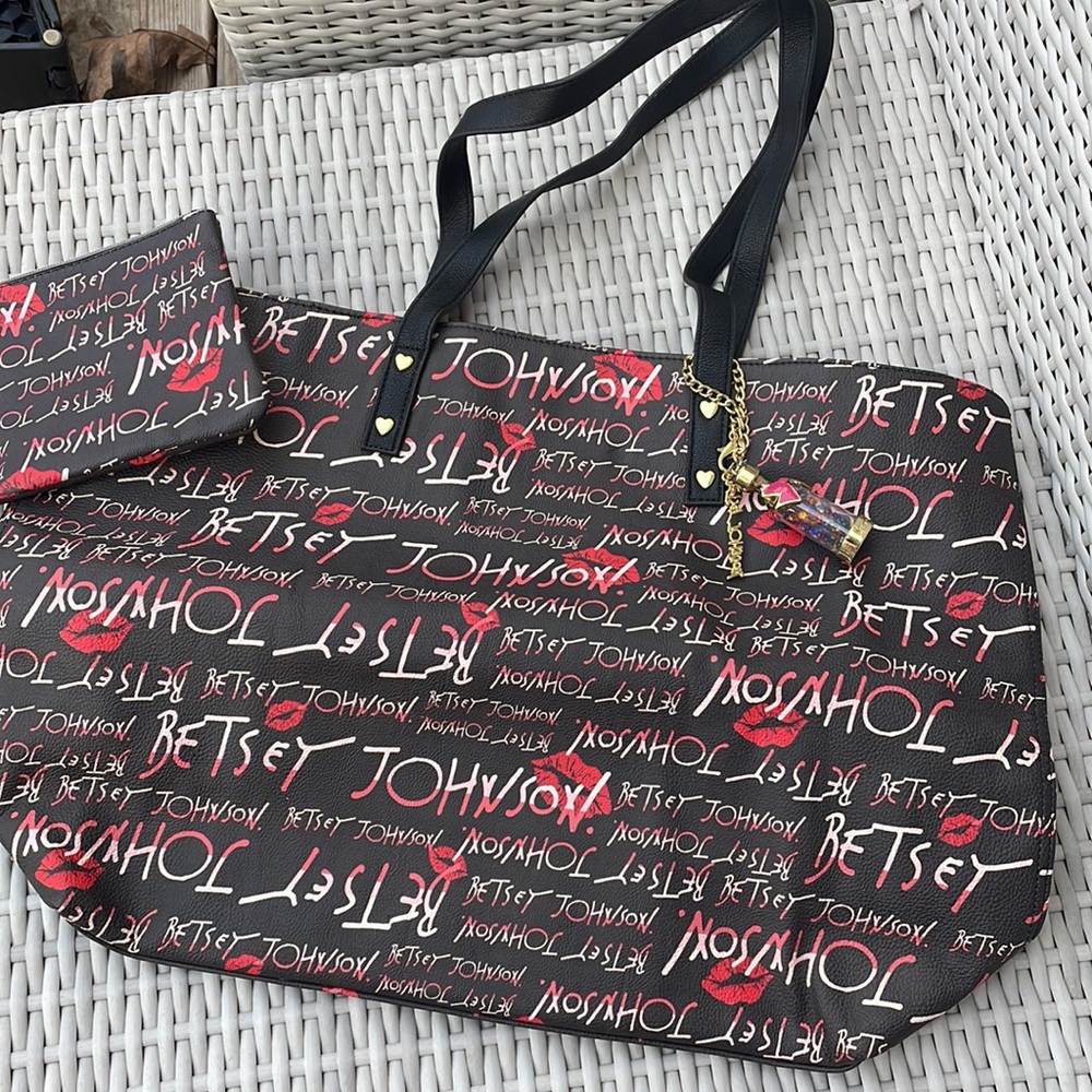 LIKE NEW BETSEY JOHNSON Extra Large Tote w/Pouch -Logo and Lips Black/Red